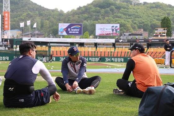 4월 26일 대전 두산-한화전을 앞두고 양의지(가운데)와 류현진(오른쪽)이 대화를 나누고 있다. 사진 두산 베어스
