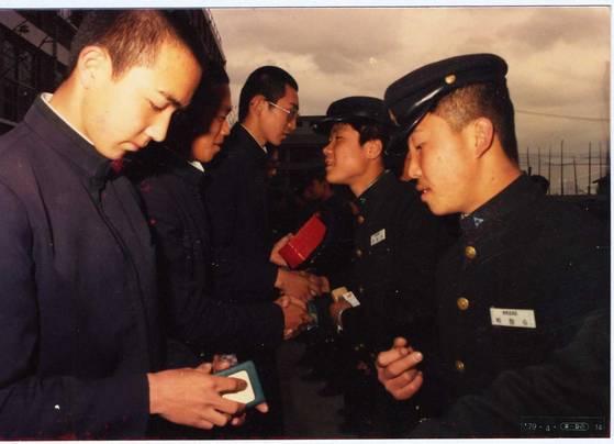 1979년 4월 23일(사진)과 지난 11일(아래 사진) 지벤학원과 한양공고 학생들이 선물을 교환하고 있다. [사진 한양공고]