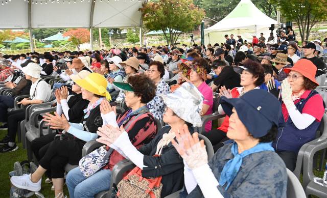 ▲ 19일 삼척 장미공원 특설무대에서 열린 ‘2024 삼척 동해왕 이사부 축제’ 개막공연을 주민과 관광객들이 함께 즐기고 있다.