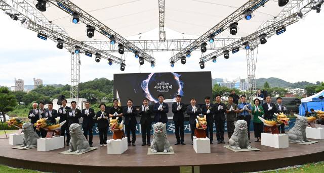 ▲ ‘2024 삼척 동해왕 이사부 축제’ 점안식이 19일 장미공원 특설무대에서 열린 가운데 점안식 후 참석인사들이 기념촬영을 가졌다.
