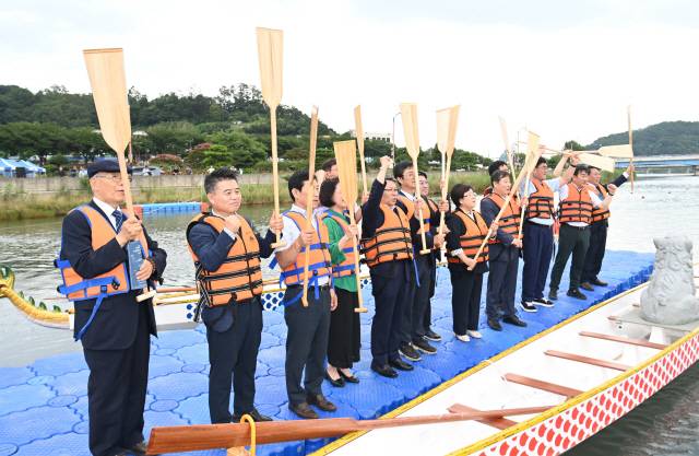 ▲ ‘2024 삼척 동해왕 이사부 축제’ 프로그램 중 하나인 ‘드래곤보트 대회’가 19일 동해안에서 처음으로 오십천 하구에서 지역 및 전국 각지 50여개팀이 참가한 가운데 열렸다.