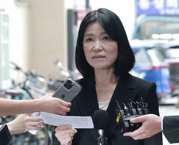 ▲지난 8일 정부과천청사 인근에 차려진 인사청문회 사무실로 출근한 이진숙 방통위원장 후보. 사진=김용욱 기자.