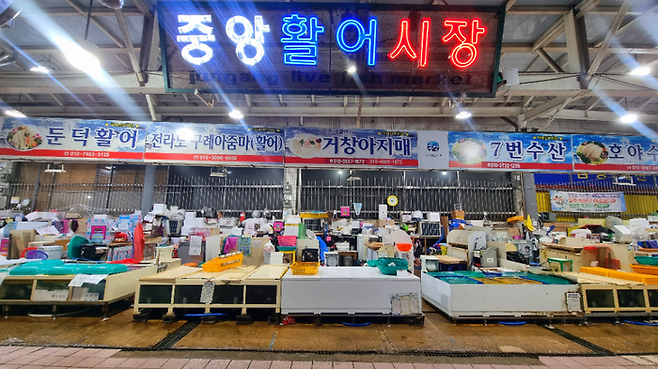 통영중앙전통시장 안에 있는 통영활어시장 / 사진=김혜성 여행+ 기자