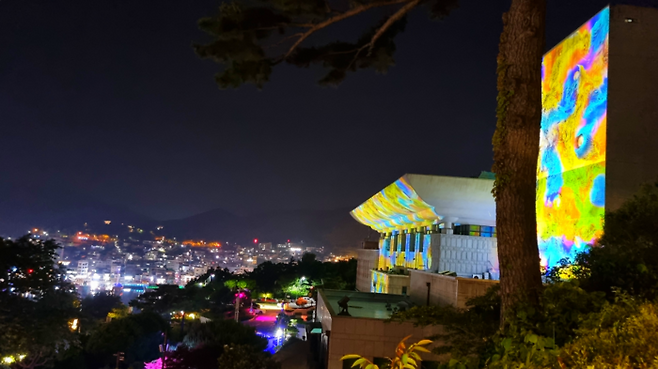 미디어아트로 뒤덮인 통영시민문화회관 / 사진=김혜성 여행+ 기자