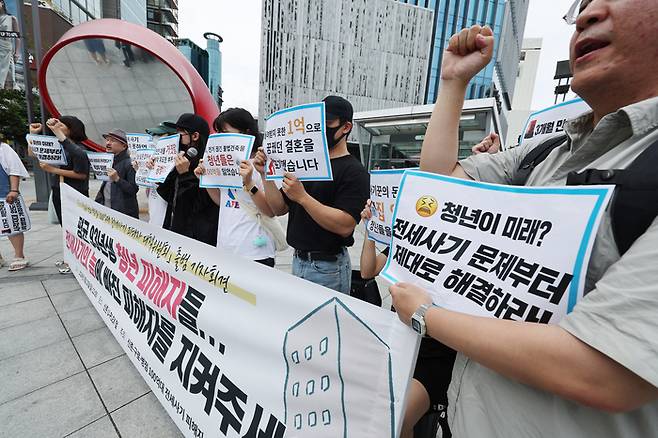 6월 23일 오전 서울 마포구 신촌 대학가 일대에서 열린 ‘신촌·구로·병점 100억대 전세 사기 피해자 대책위원회 출범 기자회견’에서 전세사기 피해자들이 전세사기특별법 개정 및 정부의 문제 해결을 촉구하고 있다. (연합뉴스)