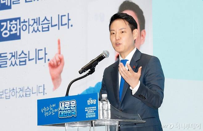 [제주=뉴시스] 우장호 기자 = 김한규 더불어민주당 의원이 20일 오후 제주한라체육관에서 열린 제주특별자치도당 정기당원대회에서 도당위원장 수락 연설을 하고 있다.  2024.07.20. woo1223@newsis.com /사진=우장호