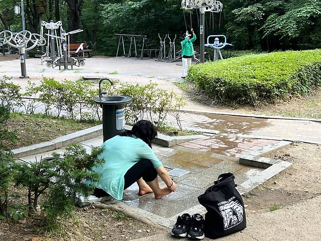 서울 용산구 효창공원 내의 한 공공음수대에서 발을 씻는 모습 [여성환경연대 제공]