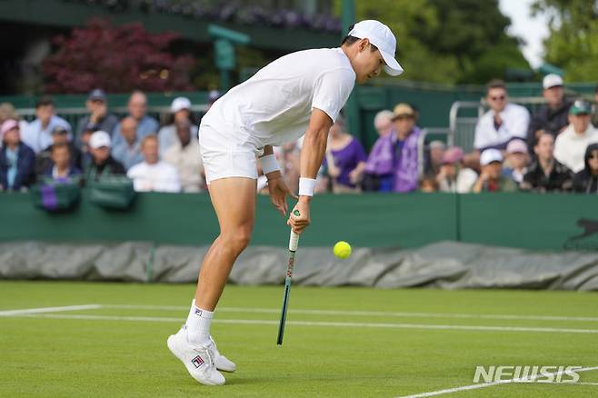 [런던=AP/뉴시스] 권순우(367위)가 지난 2일(현지시각) 영국 런던의 올잉글랜드 클럽에서 열린 윔블던 테니스대회 남자 단식 1회전에서 홀게르 루네(15위·덴마크)와 경기하고 있다. 권순우는 0-3(1-6 4-6 4-6)으로 패해 탈락했다. 2024.07.03.