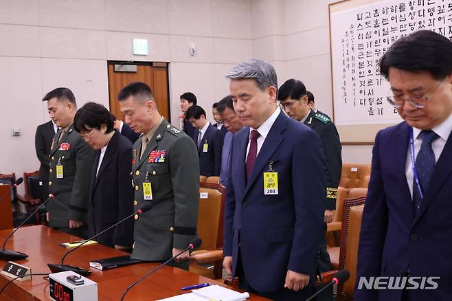 [서울=뉴시스] 조성우 기자 = 이종섭(오른쪽 두 번째부터) 전 국방부 장관, 임성근 전 해병대 1사단장, 유재은 국방부 법무관리관, 박정훈 전 해병대 수사단장이 19일 서울 여의도 국회에서 열린 제3차 법제사법위원회 윤석열 대통령 탄핵소추안 즉각 발의 요청에 관한 청원 관련 청문회에서 채상병 순직 1주기 추모 묵념을 하고 있다.  2024.07.19. xconfind@newsis.com