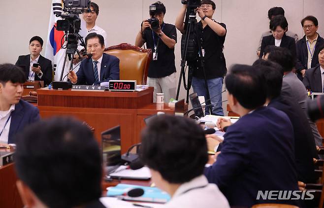 [서울=뉴시스] 권창회 기자 = 정청래 국회 법사위원장이 19일 오후 서울 여의도 국회에서 열린 법제사법위원회 윤석열 대통령 탄핵소추안 즉각 발의 요청에 관한 청원 관련 청문회에서 국민의힘 의원들의 항의 속 발언하고 있다. 2024.07.19. kch0523@newsis.com