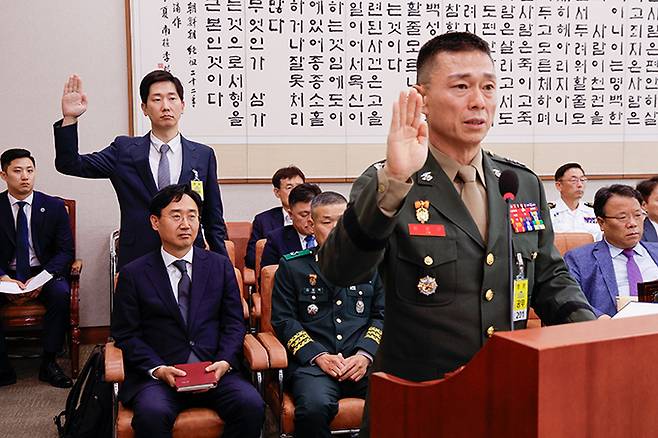 임성근 전 해병대 1사단장의 구명 로비 의혹을 폭로한 김규현 변호사(왼쪽)와 임 전 사단장이 19일 오후 서울 여의도 국회 법제사법위원회에서 열린 '윤석열 대통령 탄핵소추안 즉각 발의 요청에 관한 청원 관련 1차 청문회'에서 증인 선서를 하고 있다. 뉴스1