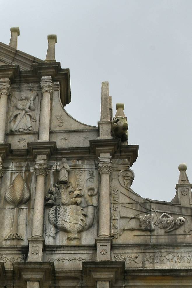 성모승천상 오른쪽 조각.