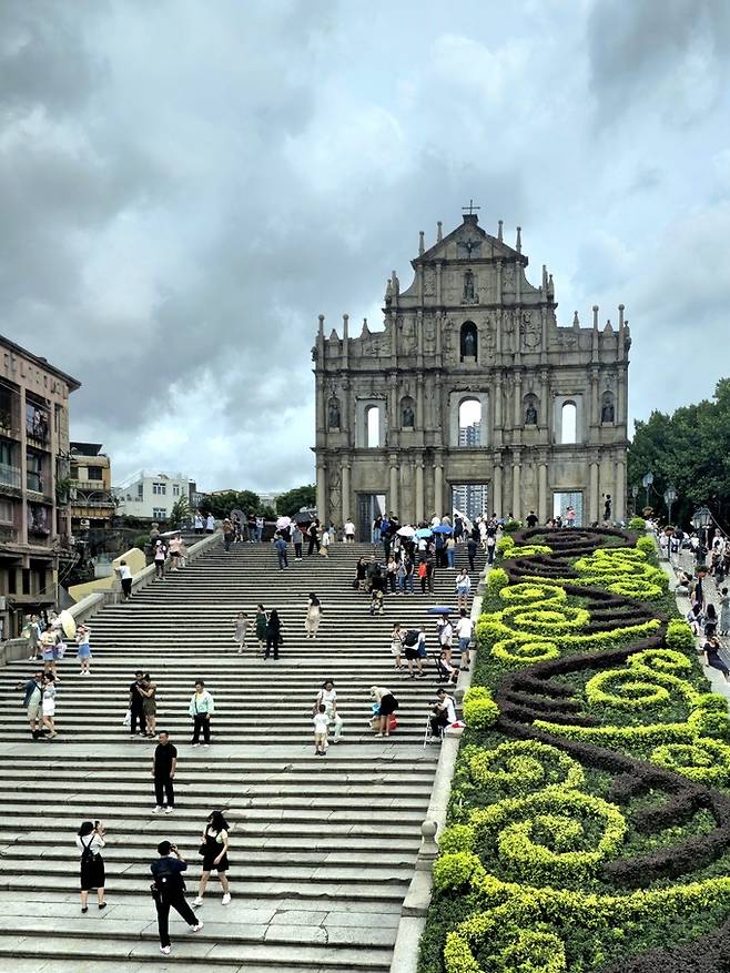 유니클로 2층 포토존에서 본 성 바울 성당과 계단.