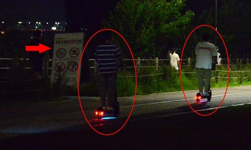 서울 잠수교 인근 자전거 도로.‘모든 전동휠 운행금지’라는 글귀가 적힌‘공원 내 주요 금지행위 안내판’이 눈에 띄는 곳마다 설치돼 있었지만, 아랑곳하지 않은 듯 안전장비 없이 전동 킥보드를 타고 달리는 시민들.   세계일보 자료사진