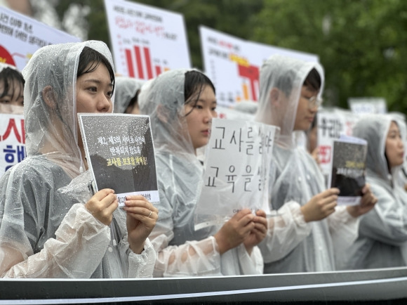 전국교육대학생연합(교대련)이 18일 서울시 종로구 서울시교육청 앞에서 ‘서이초 사건 1주기 추모 기자회견’을 열고 교사 보호 체계 마련 등을 촉구하고 있다.  전국교육대학생연합 제공·연합뉴스