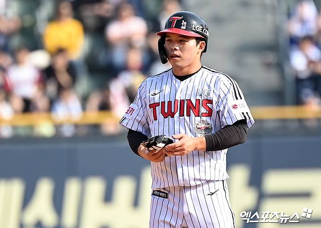 4일 오후 서울 송파구 잠실야구장에서 열린 '2024 신한 SOL Bank KBO리그' 두산 베어스와 LG 트윈스의 경기, 8회말 2사 LG 문성주가 2루타를 날린 후 타임을 요청하고 있다. 엑스포츠뉴스DB