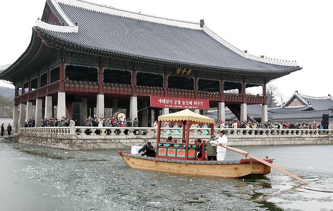 경회루 연못에 전통 한선을 띄우는 행사가 열렸다. 2007년 [연합뉴스 자료사진]