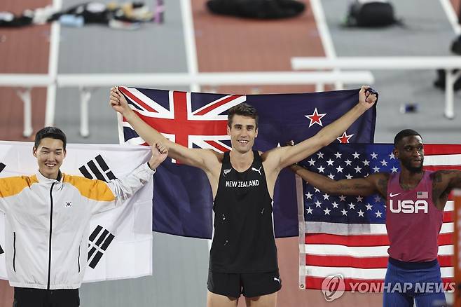 2024 세계실내선수권 남자 높이뛰기 메달리스트 왼쪽부터 3위 우상혁, 1위 커, 2위 매큐언. [EPA=연합뉴스 자료사진]