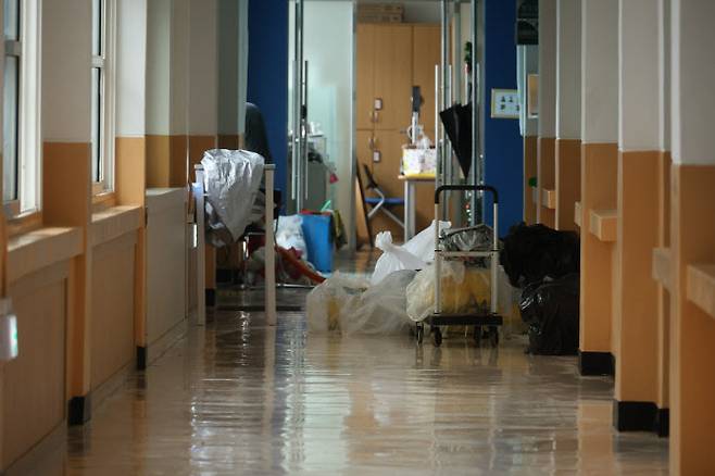 지난 18일 충남 당진시 채운동 당진정보고등학교 건물 1층에 차올랐던 물이 빠지고 난 뒤 학교 관계자가 집기류를 정리하고 있다. (사진=연합뉴스)