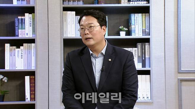 천하람 개혁신당 원내대표가 17일 서울 중구 KG타워 하모니홀에서 진행한 이데일리TV ‘신율의 이슈메이커’에 출연해 인터뷰 하고 있다. (사진=이데일리TV)