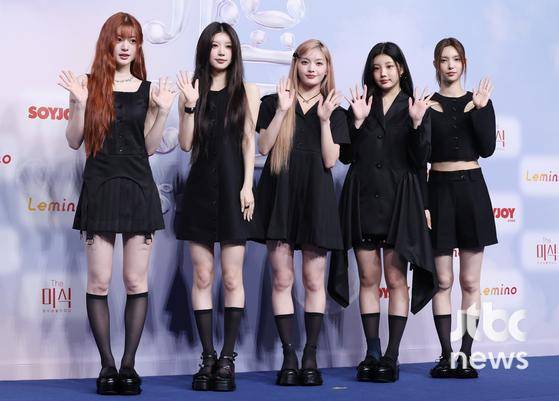 그룹 아일릿이 21일 오후 인천 인스파이어 아레나에서 열린 '2024 SBS 가요대전 Summer' 블루카펫 행사에 참석해 포즈를 취하고 있다. 박세완 엔터뉴스팀 기자 park.sewan@jtbc.co.kr (콘텐트비즈니스본부)