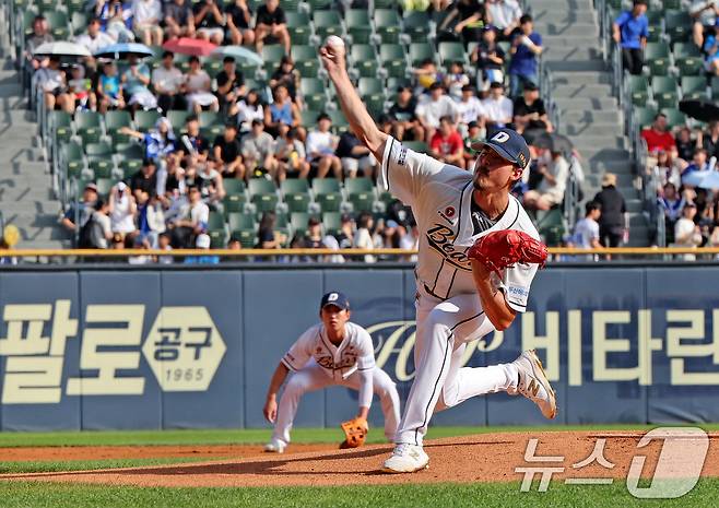 14일 오후 서울 송파구 잠실야구장에서 열린 프로야구 ' 2024 신한은행 SOL뱅크 KBO리그' 삼성 라이온즈와 두산 베어스의 경기, 1회초 두산 선발투수 발라조빅이 역투하고 있다. 2024.7.14/뉴스1 ⓒ News1 장수영 기자