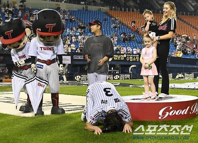 20일 서울 잠실구장에서 열린 두산-LG전. LG 켈리의 마지막 등판이었지만 3회말 우천으로 경기가 취소됐다. 비가 내리는 가운데 고별식이 열렸다. 켈리가 팬들을 향해 절하고 있다. 잠실=정재근 기자 cjg@sportschosun.com/2024.7.20/