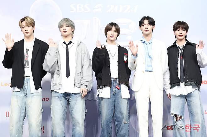 '2024 SBS 가요대전 Summer' 블루카펫 행사에 참석한 그룹 투모로우바이투게더(TOMORROW X TOGETHER) . ⓒ이혜영 기자 lhy@hankooki.com