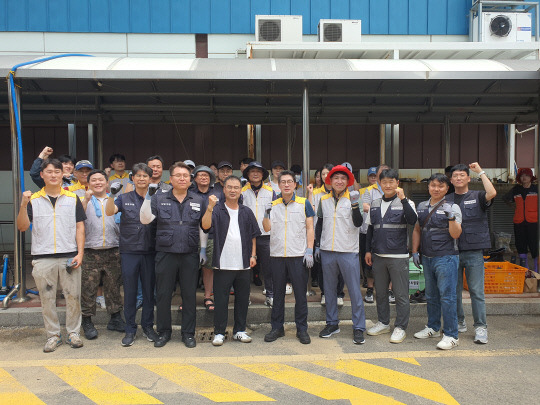 한국동서발전㈜ 당진발전본부는 지난 19일 집중폭우로 피해를 입은 당진 전통시장의 수해 복구를 위한 긴급 지원금 600만 원을 전달했다. 사진=당진발전본부 제공.