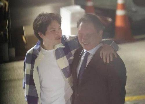 (오른쪽부터)최태원 SK그룹 회장과 그의 아들 인근씨. <온라인 커뮤니티 캡처>