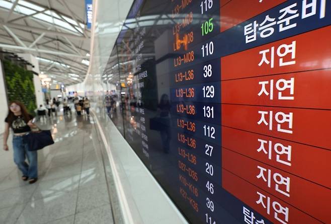 21일 인천국제공항 출국장 전광판에 항공편 지연을 알리는 안내가 표시되고 있다. 지난 19일 미국 마이크로소프트(MS) 클라우드 서비스 장애와 관련해 인천공항에 취항하는 국내외 항공사들의 발권시스템 먹통으로 항공기 지연·결항이 속출했다. /사진=뉴스1