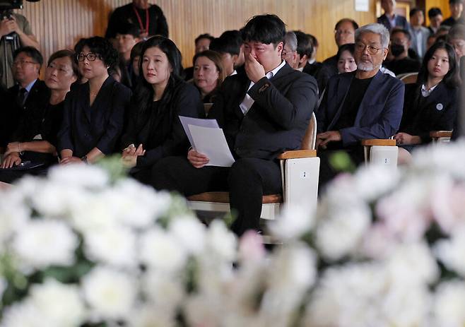 18일 오후 서울시교육청에서 열린 서초구 초등학교 교사 순직 1주기 공동 추모식에서 순직 교사의 사촌오빠인 박두용 교사유가족협의회 대표가 추모 영상을 보던 중 눈물을 흘리고 있다. 연합뉴스