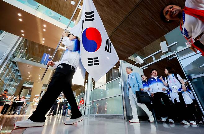 <yonhap photo-0372=""> 대한민국 선수단 열전의 땅 파리 도착 (파리=연합뉴스) 김도훈 기자 = 20일 오후(현지시간) 프랑스 파리 샤를 드골공항 2터미널에서 2024 파리올림픽에 출전하는 대한민국 선수단 기수 구본길이 태극기 들고 공항 입국장에 들어서고 있다. 2024.7.21 superdoo82@yna.co.kr/2024-07-21 04:03:41/ <저작권자 ⓒ 1980-2024 ㈜연합뉴스. 무단 전재 재배포 금지, AI 학습 및 활용 금지></yonhap>