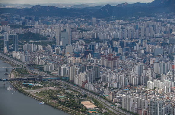 서울 송파구 롯데월드타워 전망대 서울스카이에서 바라본 서울 성동구 일대 아파트의 모습. [사진=뉴시스]