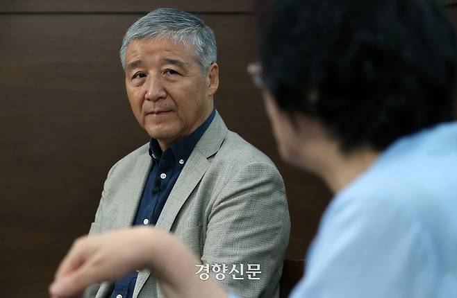 왕후이 중국 칭화대 교수(왼쪽)가 18일 서울 프란치스코회관에서 백원담 성공회대 교수와 대담을 하고 있다. 서성일 선임기자