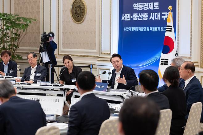 윤석열 대통령이 3일 서울 종로구 청와대 영빈관에서 열린 ‘하반기 경제정책방향 및 역동경제 로드맵 발표’ 회의에서 마무리 발언을 하고 있다. 대통령실 제공.