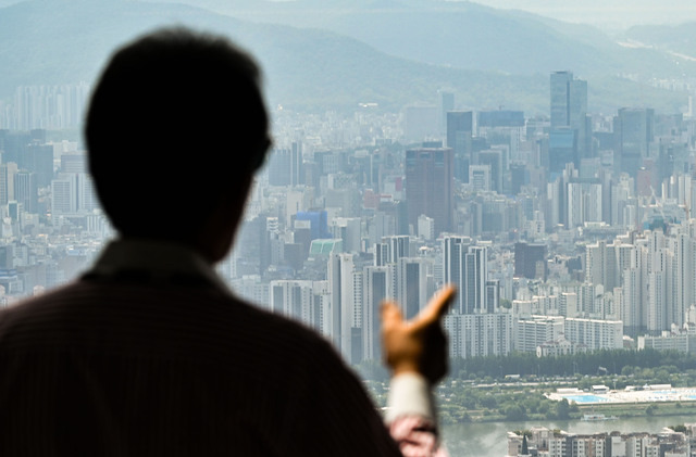 서울 용산구 남산서울타워에서 바라온 서울 시내 아파트들. 윤웅 기자