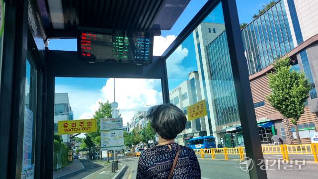 지난 19일 오후 3시께 인천 영종국제도시 중구 제2청사 인근. 한 어르신이 버스 정보안내기를 쳐다보고 있다. 정성식기자