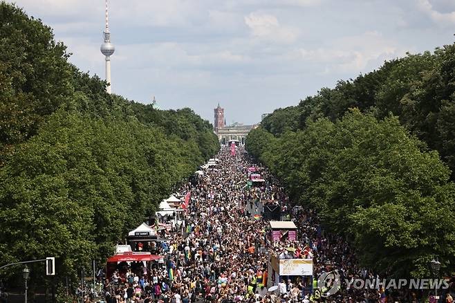 지난해 독일 베를린에서 열린 성소수자 등의 ‘크리스토퍼 스트리트 데이’(CSD·Christopher Street Day) 행진모습. 이날 독일은 당사자가 법적 성별을 선택할 수 있도록 하는 ‘자기 주도 결정법’ 제정안을 의결했다. [연합뉴스]