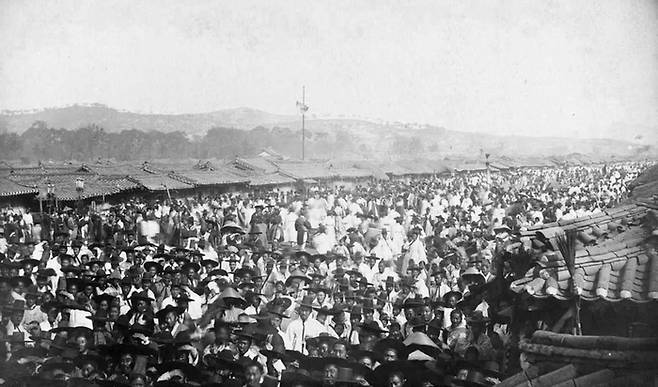 서울 도심의 인파(1884년). 고종의 행차를 보기 위해 모인 구경꾼들이다. 조선후기 서울과밀화가 빠르게 진행됐다.  [보스턴미술관(퍼시벨 로웰 촬영)]