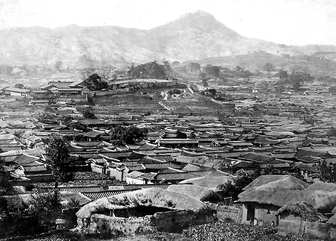 종로에 인접한 을지로(소공동) 주택들(1894년경). [미국 프린스턴신학교(사무엘 H. 마펫 촬영)]