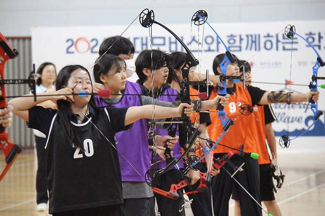 '2024 현대모비스와 함께하는 학교스포츠클럽 양궁대회'에 참가한 전국 15개 중학교 학생들이 활 시위를 당기고 있다. 현대모비스