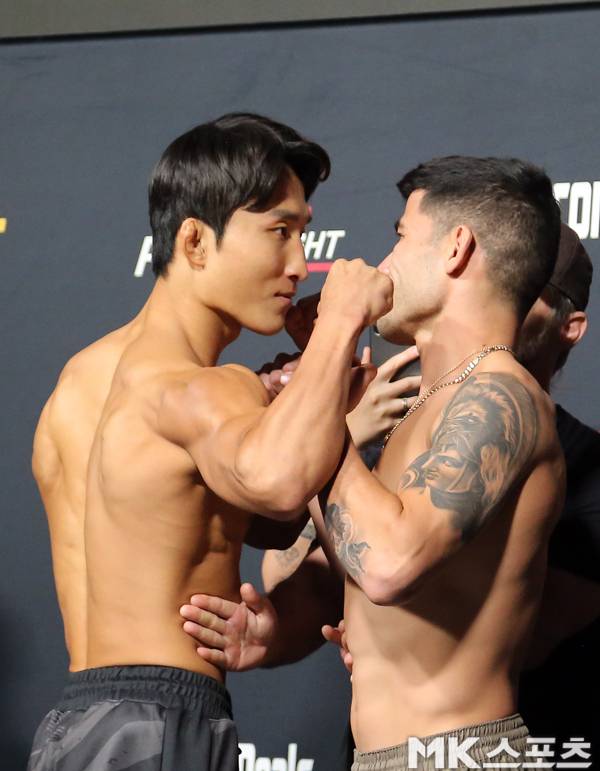 이정영(왼쪽)이 UFC on ESPN 60 공개 계체 행사에서 하이더 아밀을 매섭게 노려보고 있다. 사진=김재호 특파원