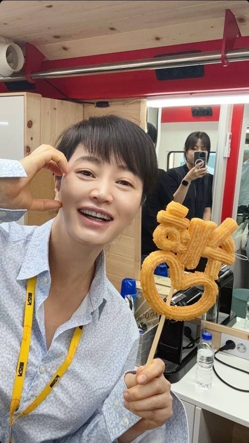 김혜수가 츄러스 선물에 입이 함박만해졌다. 사진=김혜수 SNS