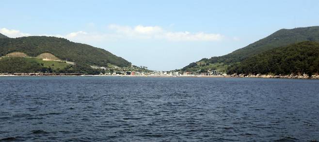 정부가 가덕도신공항 부지조성공사의 공사 기간과 설계기간을 각각 7년과 12개월로 연장하고 공동도급을 3개 업체까지 허용하는 등 입찰조건을 일부 완화한다. 사진은 부산 강서구 가덕도 신공항 부지 전경. /사진=뉴스1
