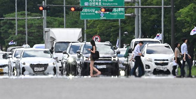 대로에 아지랑이가 피어오르고 있다. 임세준 기자