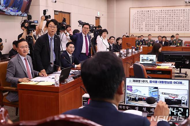 [서울=뉴시스] 권창회 기자 = 정청래 국회 법사위원장이 지난 19일 오후 서울 여의도 국회에서 열린 법제사법위원회 윤석열 대통령 탄핵소추안 즉각 발의 요청에 관한 청원 관련 청문회에서 국민의힘 의원들의 항의 속 발언하고 있다. 2024.07.19. kch0523@newsis.com