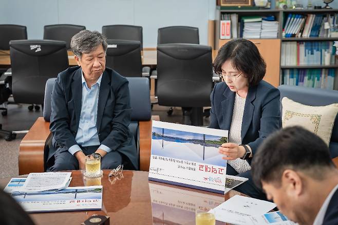 국토지리정보원을 방문해 고덕대교 명칭 제정을 촉구한 이수희 강동구청장. 강동구청 제공