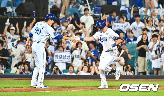 [OSEN=대구, 이석우 기자] 20일 대구삼성라이온즈파크에서 2024 신한 SOL 뱅크 KBO 리그 삼성 라이온즈와 롯데 자이언츠의 경기가 열렸다. 홈팀 삼성은 원태인이 방문팀 롯데는 이인복이 선발 출전했다. 삼성 라이온즈 카데나스가 6회말 좌월 솔로 홈런을 치고 하이파이브를 하고 있다. 2024.07.20 / foto0307@osen.co.kr