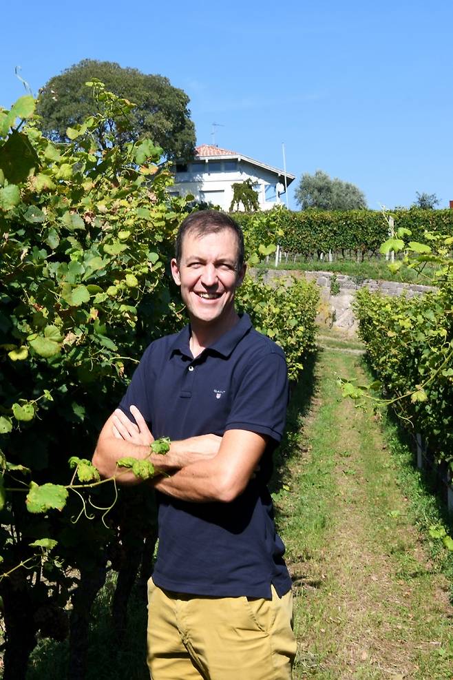 포도밭에서 포즈를 취한 볼프강. 최현태 기자